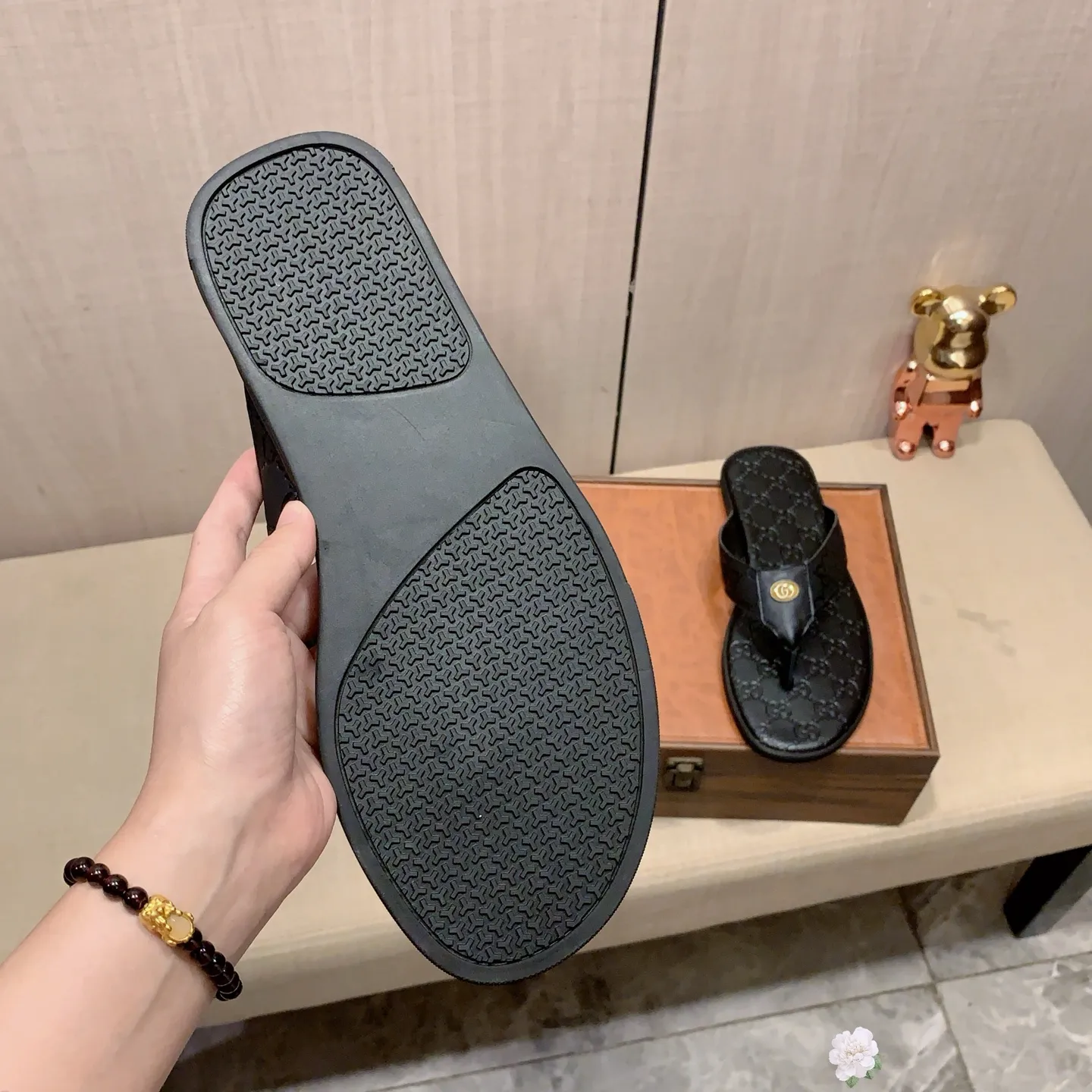 Slippers: New model: Factory price: 260💰💰🎩🎩🔥🔥《 Gucci* 》Series of slippers top purchasing agent🔍🔍Sold at the same time for men, original Italian imported webbing made of selected cowhide, exquisite workmanship,), sole: (super comfortable) original factory special sole, ⚠️exclusive double-layer movable molded sole super comfortable⚠️, real shot🎬the real thing is more beautiful🔍🔍266 regular code 38-44, can be ordered 45.